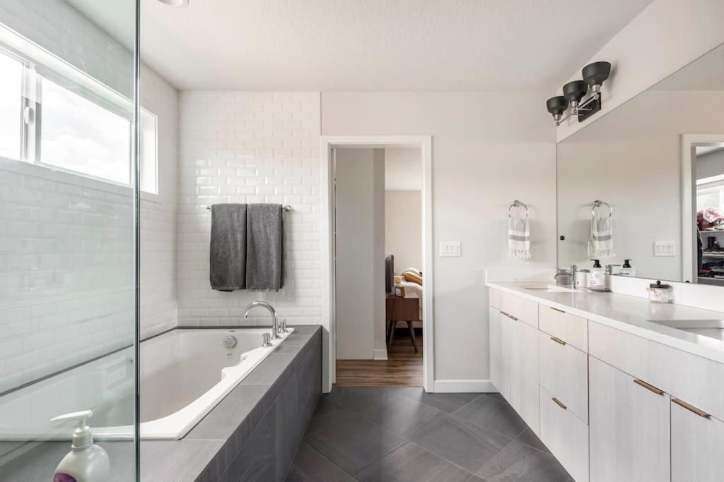 Comfy Family Home, Walkable Neighborhood + Patio! Portland Esterno foto